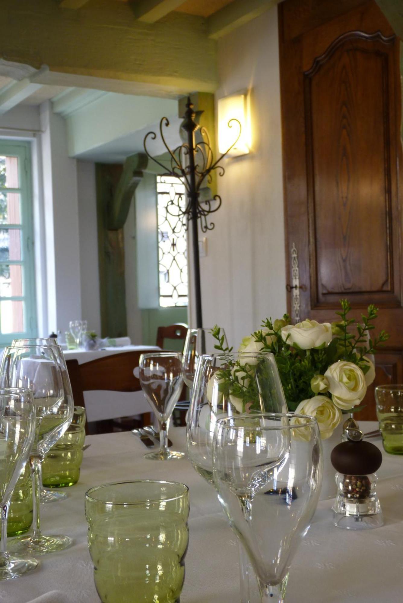 Hotel-Restaurant La P'Tite Auberge Lillebonne Екстер'єр фото