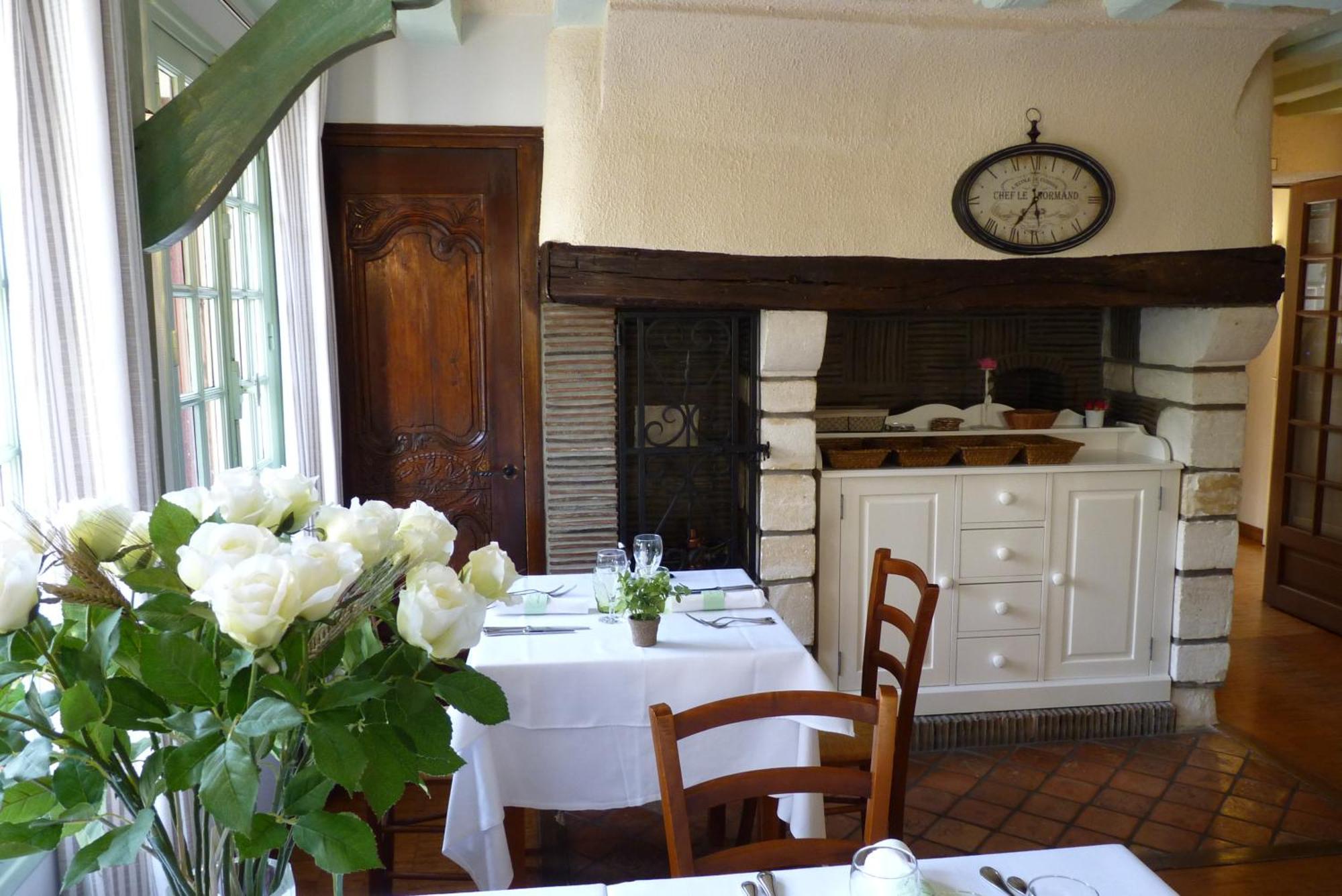 Hotel-Restaurant La P'Tite Auberge Lillebonne Екстер'єр фото