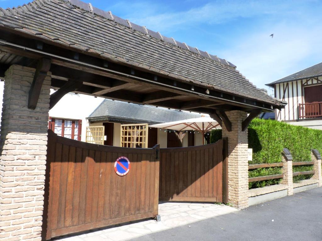 Hotel-Restaurant La P'Tite Auberge Lillebonne Екстер'єр фото