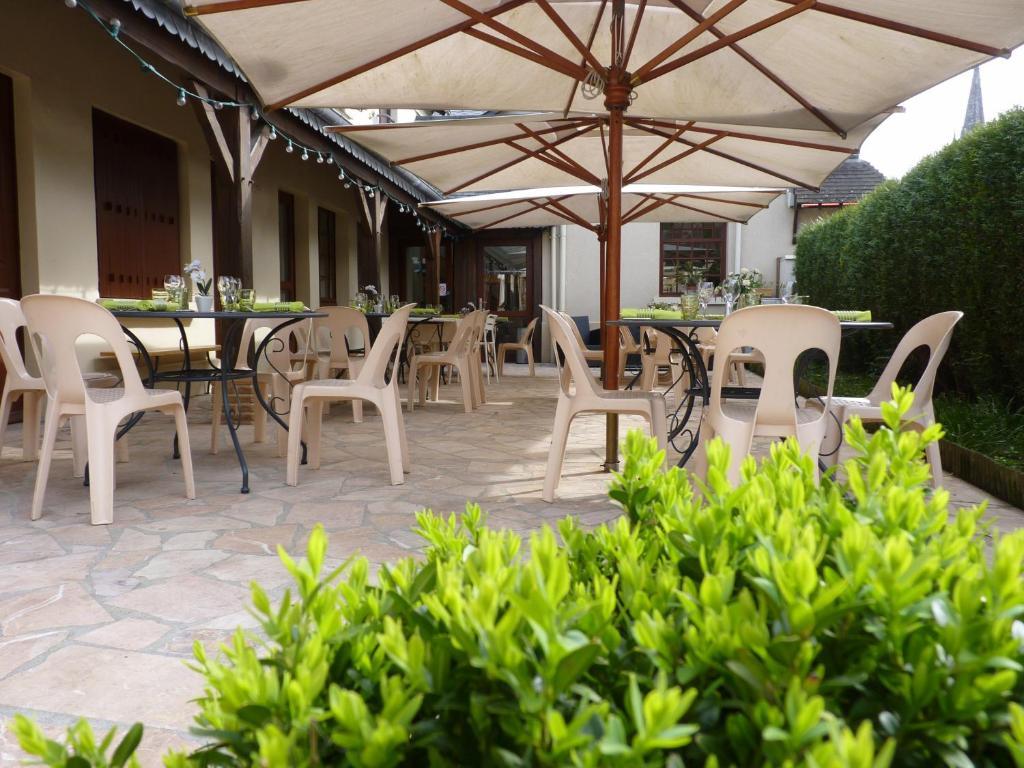 Hotel-Restaurant La P'Tite Auberge Lillebonne Екстер'єр фото